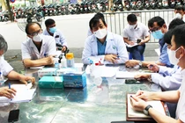 PGS.TS. Lương Ngọc Khuê làm việc với Bệnh viện Hữu nghị Việt Đức về công tác phòng, chống dịch COVID-19 (Ảnh - Lê Hảo) 