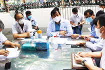 PGS.TS. Lương Ngọc Khuê làm việc với Bệnh viện Hữu nghị Việt Đức về công tác phòng, chống dịch COVID-19 (Ảnh - Lê Hảo) 