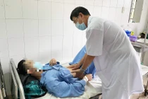 Bác sĩ chăm sóc cho bệnh nhân bị gãy dương vật vì thói quen kì lạ (Ảnh: BVCC) 