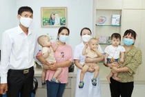 ThS.BS. Lê Thị Thu Hiền - Phó giám đốc chuyên môn Bệnh viện Nam học và Hiếm muộn Hà Nội giao lưu cùng các gia đình thụ tinh trong ống nghiệm miễn phí thành công (Ảnh - BVCC) 