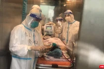 Sản phụ K.C được chuyển tuyến điều trị ngay trong đêm 28/9, khi vừa trải qua 4 tiếng đặt ECMO (Ảnh - Bảo Loan)