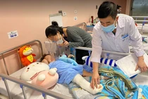 Bác sĩ kiểm tra tình hình sức khoẻ của bé H. (Ảnh - BVCC) 