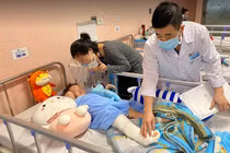 Bác sĩ kiểm tra tình hình sức khoẻ của bé H. (Ảnh - BVCC) 