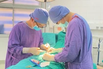 Các bác sĩ phẫu thuật cho bệnh nhân (Ảnh - BVCC) 