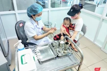 Bác sĩ tiêm vaccine cho trẻ (Ảnh: Minh Thúy) 