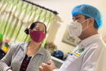 Bác sĩ dặn người thân trong gia đình chăm sóc F0 tại nhà (Ảnh - BĐ) 