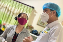 Bác sĩ dặn người thân trong gia đình chăm sóc F0 tại nhà (Ảnh - BĐ) 