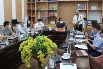 Nghệ sĩ Quyền Văn Minh thổi kèn tặng các bác sĩ tuyến đầu chống COVID-19 qua hệ thống Teleheath (Ảnh - Lê Hảo) 