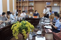 Nghệ sĩ Quyền Văn Minh thổi kèn tặng các bác sĩ tuyến đầu chống COVID-19 qua hệ thống Teleheath (Ảnh - Lê Hảo) 