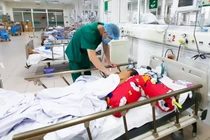 Bác sĩ khám bệnh cho bệnh nhân bị ngộ độc methanol (Ảnh - BVCC) 