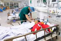 Bác sĩ khám bệnh cho bệnh nhân bị ngộ độc methanol (Ảnh - BVCC) 