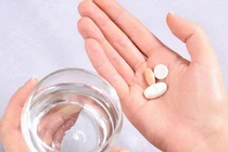 Người dân uống thuốc (Ảnh minh hoạ) 