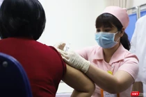 Nhân viên y tế tiêm vaccine phòng COVID-19 cho tình nguyện viên (Ảnh - Minh Thuý) 