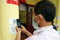 Người dân quét mã QR để khai báo y tế (Ảnh - Anh Tuấn) 