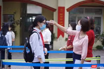 Giáo viên đo nhiệt độ cho học sinh (Ảnh - Minh Thuý) 