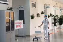 Nhân viên y tế tại khu vực cách ly đặc biệt phòng COVID-19 (Ảnh - Minh Thuý)