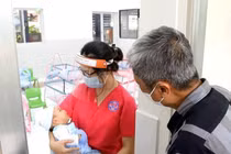 Thứ trưởng Nguyễn Trường Sơn cùng Đoàn công tác của Bộ Y tế đến thăm các bé tại Trung tâm H.O.P.E (Ảnh - BYT)