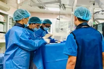 Các bác sĩ can thiệp cho bệnh nhân (Ảnh - BVCC) 