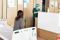 Bác sĩ thăm hỏi tình hình sức khoẻ bệnh nhân (Ảnh - Minh Thuý) 