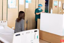 Bác sĩ thăm hỏi tình hình sức khoẻ bệnh nhân (Ảnh - Minh Thuý) 