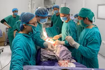 Các bác sĩ phẫu thuật cho sản phụ nguy kịch ở Trung tâm Y tế huyện Cô Tô (Ảnh - BVCC) 