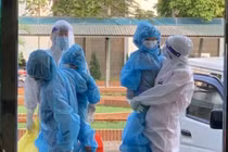 Trẻ nhỏ được đưa đi cách ly phòng COVID-19 (Ảnh - Ngọc Mai) 