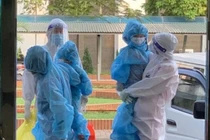 Trẻ nhỏ được đưa đi cách ly phòng COVID-19 (Ảnh - Ngọc Mai) 