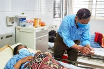 Chồng bà H. chăm sóc cho bà tại bệnh viện (Ảnh - BVCC) 