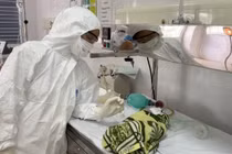 Bác sĩ chăm sóc trẻ sơ sinh trong khu vực cách ly (Ảnh - BYT)