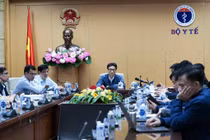 Phó Thủ tướng Vũ Đức Đam cùng Bột trưởng Bộ Y tế tổ chức họp khẩn ngay trong đêm (Ảnh: Mạnh Cường) 