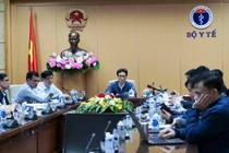 Phó Thủ tướng Vũ Đức Đam cùng Bột trưởng Bộ Y tế tổ chức họp khẩn ngay trong đêm (Ảnh: Mạnh Cường) 