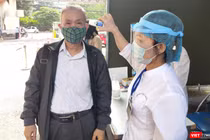 Kiểm tra nhiệt độ cho người dân trước khi vào bệnh viện (Ảnh - Minh Thuý) 