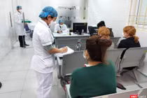 Bác sĩ thăm hỏi tình hình bệnh nhân. Ảnh: Minh Thúy 