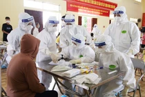 Nhân viên y tế lấy mẫu xét nghiệm cho bệnh nhân COVID-19 (Ảnh - BYT) 