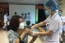 Nhân viên y tế tiêm vaccine phòng COVID-19 cho người dân (Ảnh - BYT) 
