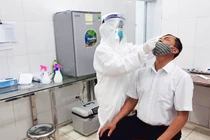 Nhân viên y tế lấy mẫu xét nghiệm COVID-19 cho người dân (Ảnh - BYT) 