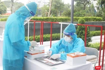 Nhân viên y tế ghi chép thông tin mẫu xét nghiệm COVID-19 (Ảnh - Minh Thuý) 