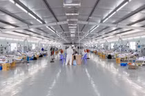 Các y bác sĩ nỗ lực từng ngày từng giờ để điều trị bệnh nhân mắc COVID-19 ở Trung tâm hồi sức tích cực COVID-19 thuộc BV Hữu nghị Việt Đức đặt tại BV Dã chiến số 13 (Ảnh - BVCC)