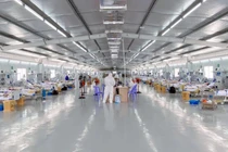 Các y bác sĩ nỗ lực từng ngày từng giờ để điều trị bệnh nhân mắc COVID-19 ở Trung tâm hồi sức tích cực COVID-19 thuộc BV Hữu nghị Việt Đức đặt tại BV Dã chiến số 13 (Ảnh - BVCC)