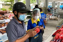 Người dân mua hàng ở siêu thị (Ảnh - VL)