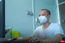 Nguyễn Văn Dưỡng – Phó Trưởng Khoa Điều trị, Bệnh viện dã chiến số 1 Bắc Ninh – sáng tạo ra phần mềm nhập dữ liệu của bệnh nhân COVID-19 (Ảnh - Lê Minh, nguồn - BYT) 