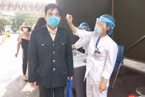 Kiểm tra thân nhiệt cho người dân trước khi vào bệnh viện (Ảnh - Minh Thuý) 