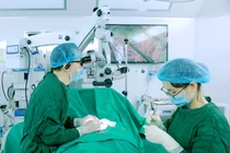 Ths.BS. Đinh Hữu Việt - Trưởng khoa Nam học thực hiện phẫu thuật vi phẫu tìm tinh trùng - Micro TESE cho bệnh nhân (Ảnh - BVCC) 