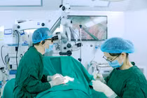 Ths.BS. Đinh Hữu Việt - Trưởng khoa Nam học thực hiện phẫu thuật vi phẫu tìm tinh trùng - Micro TESE cho bệnh nhân (Ảnh - BVCC) 