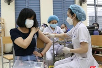 Người dân được tiêm vaccine COVID-19 (Ảnh - Minh Thuý) 