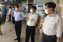 Đoàn kiểm tra của Bộ Y tế đề xuất các biện pháp phòng dịch COVID-19 với lãnh đạo Công ty và huyện Hiệp Hòa (Ảnh - Hoàng Dương) 