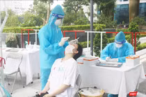 Người dân được lấy mẫu xét nghiệm COVID-19 (Ảnh - Minh Thuý)