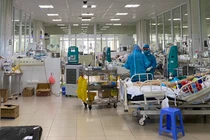 Các bác sĩ thức xuyên đêm cấp cứu cho bệnh nhân mắc COVID-19 nặng ở Bệnh viện Bệnh Nhiệt đới Trung ương (Ảnh - Đặng Thanh) 