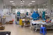 Các bác sĩ thức xuyên đêm cấp cứu cho bệnh nhân mắc COVID-19 nặng ở Bệnh viện Bệnh Nhiệt đới Trung ương (Ảnh - Đặng Thanh) 