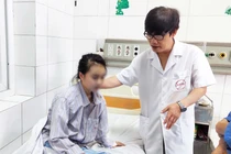 PGS. TS. Bùi Vũ Huy thăm hỏi tình hình bệnh nhi bị viêm não đang điều trị tại Khoa Nhi, Bệnh viện Bệnh Nhiệt đới Trung ương. Ảnh: Minh Thúy 